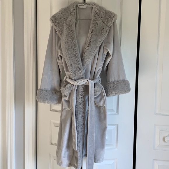 Pottery Barn Other - Pottery Barn Ombre Tipped Faux Fur Hooded Robe